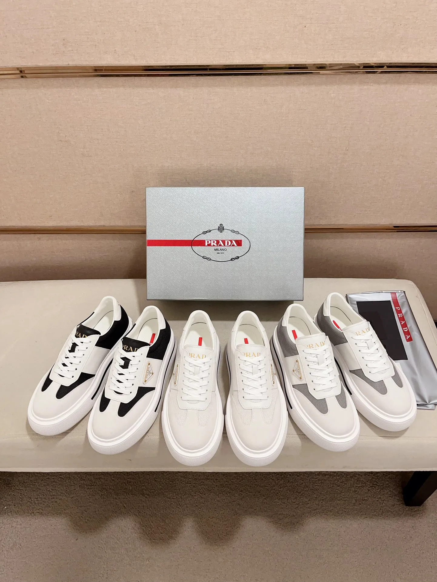 Men's shoes 💰 580💰 ✔️✔️✔️Higher version High-quality new PRADA (Prada) counters are launched simultaneously. The new men's shoes and 😘 fabrics are made of high-tech glue-spraying technology. Lining: Full cowhide lining. 👍🏿 High-end ☄️ air-cushion molded anti-slip rubber outsole, exquisite lines, simple and elegant, comfortable and high-end for leisure travel. Code number: 38 to 44 (45 can be customized and cannot be returned or exchanged)